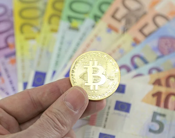 BITCOIN e banconote in euro sfocate sullo sfondo — Foto Stock