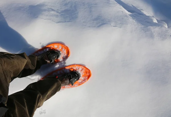 冬季男士穿着天鹅绒裤或灯芯绒长裤散步 — 图库照片