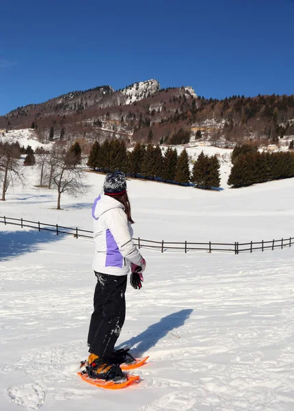 Bergen landschap in de winter en een klein meisje — Stockfoto