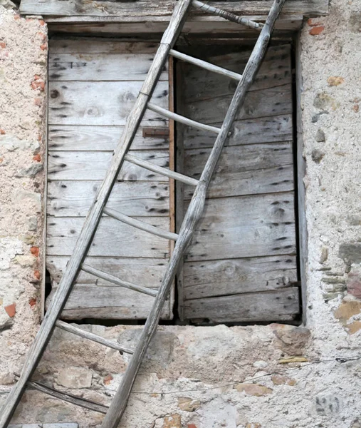 Trä stege och en dörr i servergruppen — Stockfoto