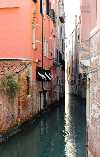 Venecia Italia Un canal estrecho con casas antiguas con marea baja — Foto de Stock