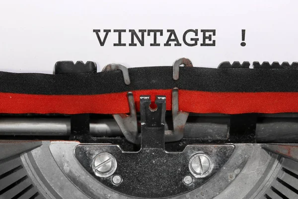 Palabra VINTAGE escrito con la vieja máquina de escribir —  Fotos de Stock