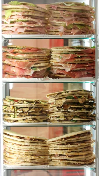 Kulkas dengan banyak boneka sandwich disebut Piadina di I — Stok Foto