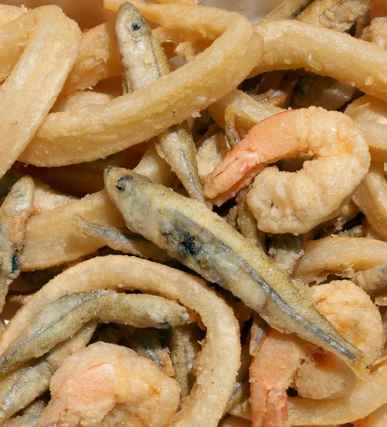 Peixe frito com camarão e lula — Fotografia de Stock