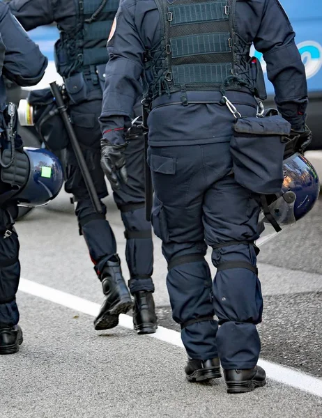 Polícia em equipamento de motim com capacete de proteção — Fotografia de Stock