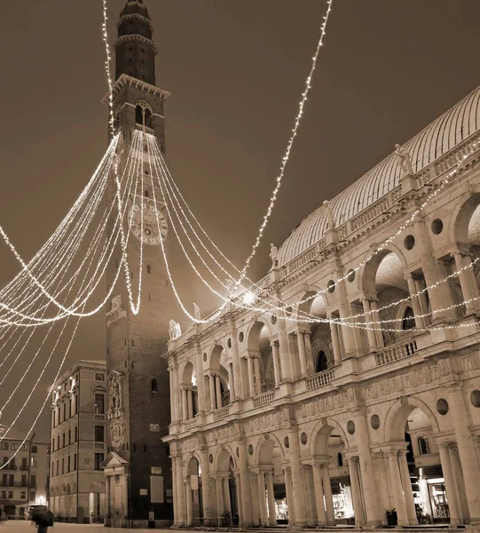 Ciudad de Vicenza en Italia la Plaza de Armas con torre alta llamada Tor — Foto de Stock