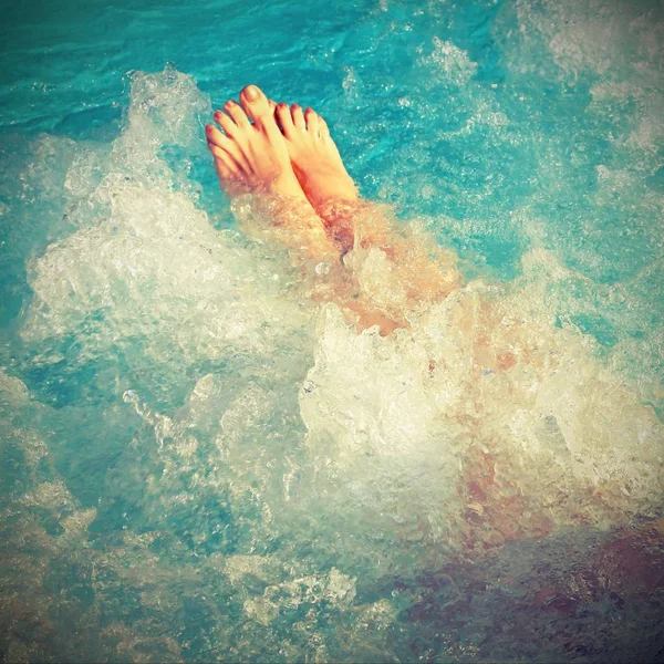 Ξυπόλυτος θηλυκό ενώ κάνει μπάνιο στην θερμική πισίνα με vinta — Φωτογραφία Αρχείου
