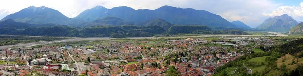 Ampio panorama della città di Tolmezzo in Italia — Foto Stock