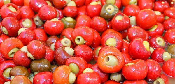 Hete pepers gevuld met rijpe olijven typisch gerecht uit de keuken — Stockfoto