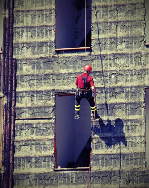 Climber fireman rappelling the wall with vintage effect — Stock Photo, Image