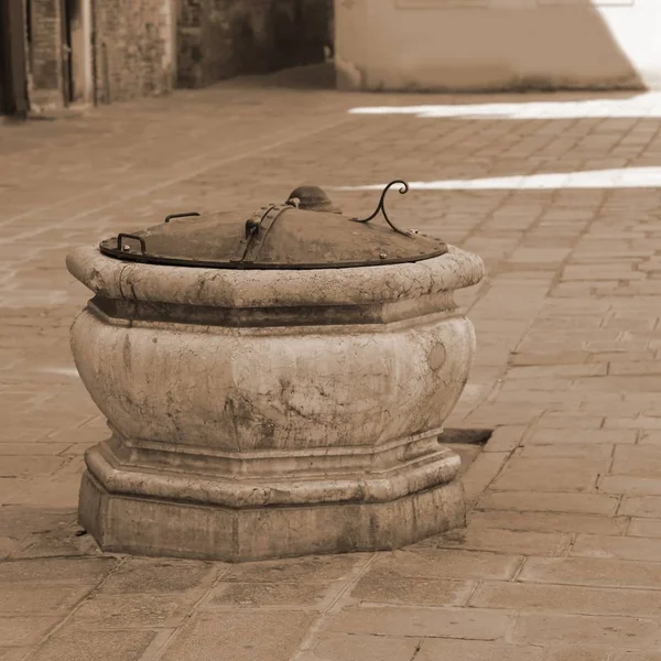 Antika sten väl i en square i Venedig sepia tonad — Stockfoto