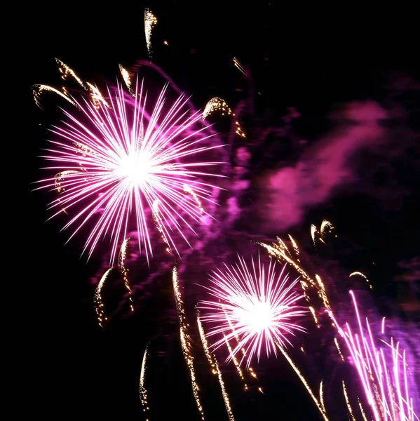 Show s velkým pestrobarevným ohňostrojem v noci — Stock fotografie