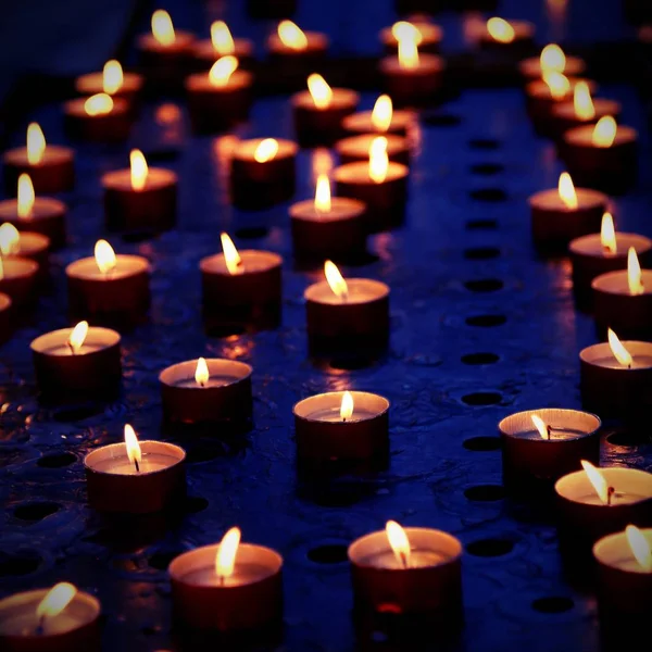 Muchas velas en una iglesia para las oraciones de los fieles con vi —  Fotos de Stock