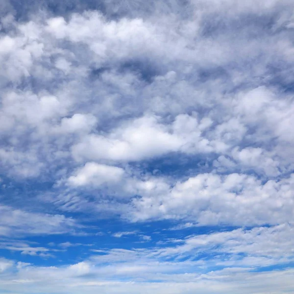 Nuvole bianche di tutte le forme nel cielo blu — Foto Stock