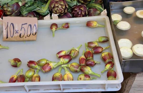 Fresh artichokes freshly harvested for sale in the fruit and veg — Stock Photo, Image