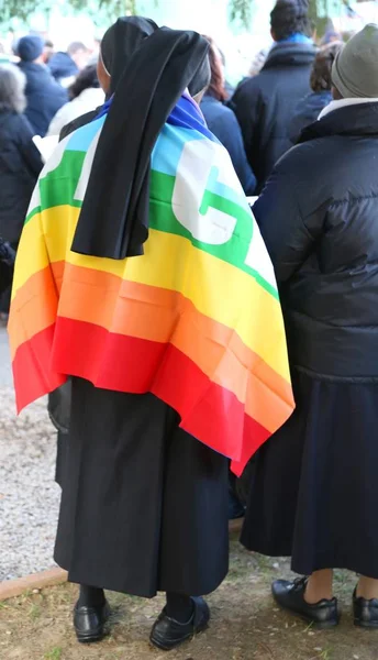 Group of nuns with black veil and colored flag of peace — Stock Photo, Image