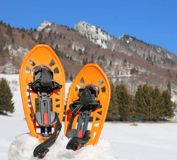 Oranje sneeuwschoenen in de winter in de bergen — Stockfoto