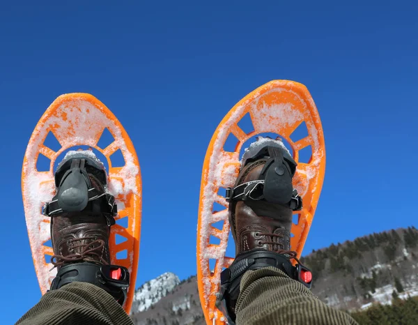 Duas sandálias de neve laranja no inverno — Fotografia de Stock