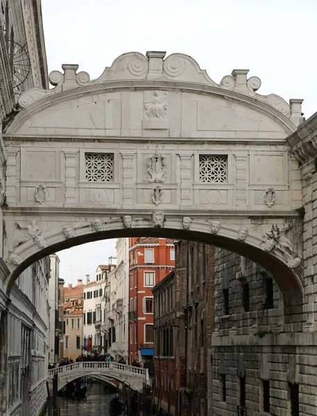Venice Włochy Most Westchnień jest zabytkowy budynek — Zdjęcie stockowe