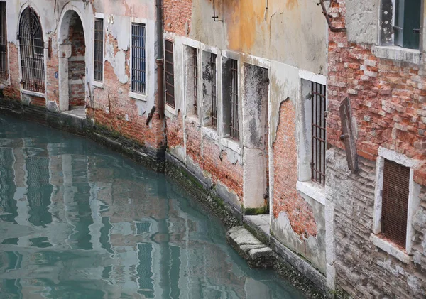 Oude huizen in de buurt van het bevaarbaar kanaal in Venetië — Stockfoto