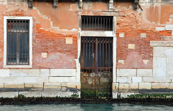 イタリア、ベニスの運河で古いドア — ストック写真