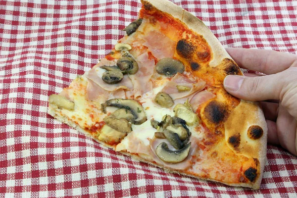 Pizza s mozzarellou, žampiony šunka v italské restauraci — Stock fotografie