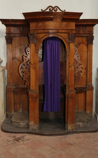 Confesionario de madera dentro de una iglesia con cortina — Foto de Stock