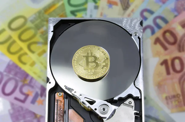 Disco rigido con bitcoin e sfondo valuta europea — Foto Stock