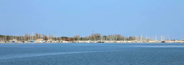 Många båtar och båtar förtöjda vid port — Stockfoto