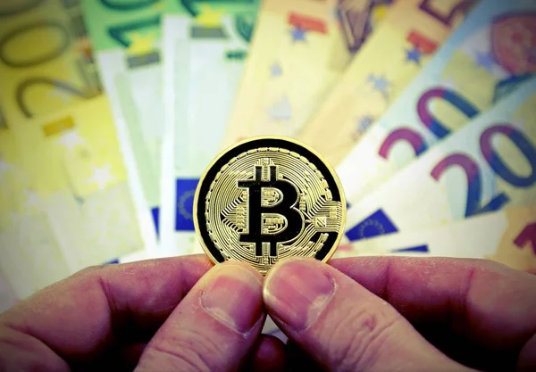 Bitcoin dorato e banconote europee con effetto vintage — Foto Stock