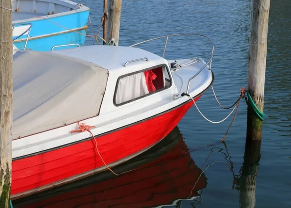 Barco vermelho e branco — Fotografia de Stock