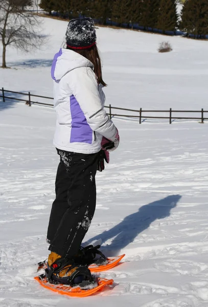 Sportwear 산에 어린 소녀 — 스톡 사진