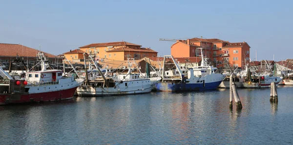 Chioggia, VE, Italia - 11 de febrero de 2018: barcos de pesca amarrados en —  Fotos de Stock