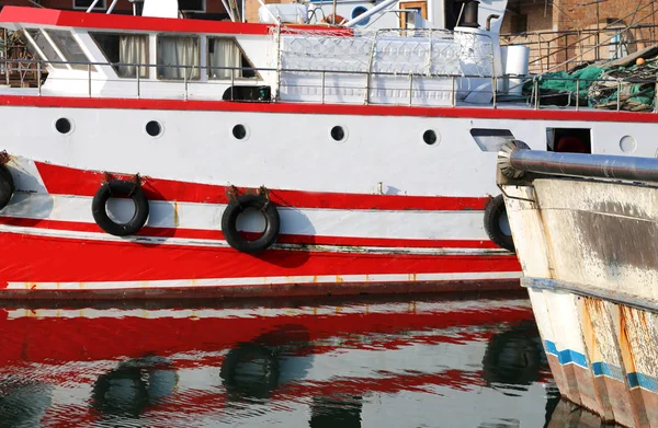 Duże rybackich łodzi zacumowanej w przemysłowych kanału — Zdjęcie stockowe