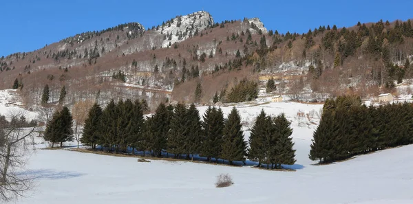 Ampio panorama montano in inverno — Foto Stock