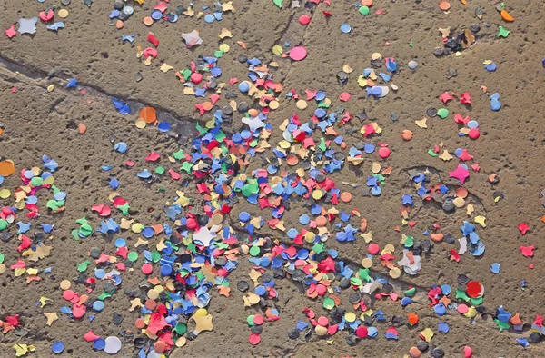 Muchos confeti en el carnaval — Foto de Stock