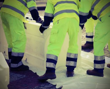 bir egzersiz sırasında sivil savunma adamlarının taşmasını önlemek için