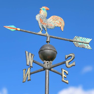Weathervane horoz üzerinde bir ok ile