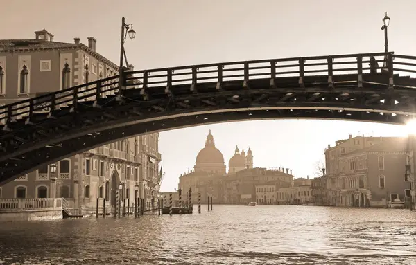 Деревянный мост в Венеции Италии называется Ponte della Accademia с — стоковое фото