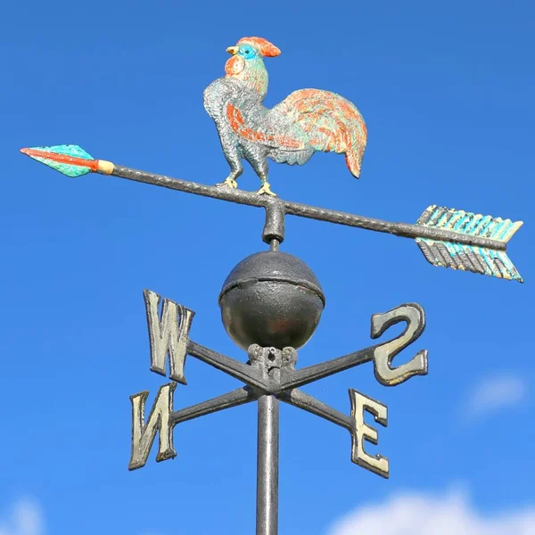 Weathervane a kakassal felett egy nyíl — Stock Fotó