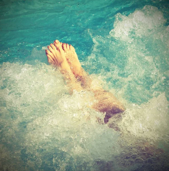 Mujer en piscina de hidromasaje y jacuzzi con efecto vintage — Foto de Stock