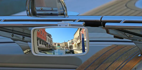 Rearview spiegel van de boot in het kanaal van een eiland — Stockfoto