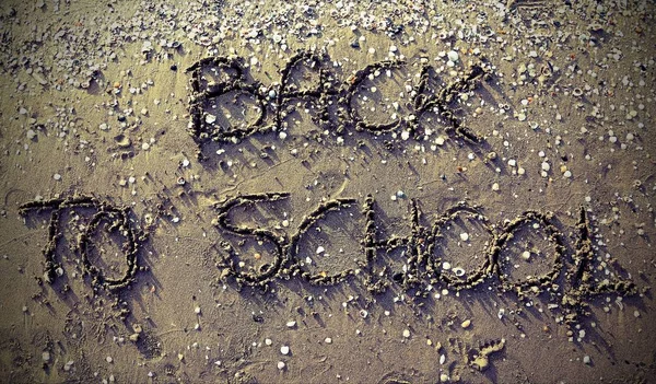 Powrót do szkoły, napisany na piasku — Zdjęcie stockowe