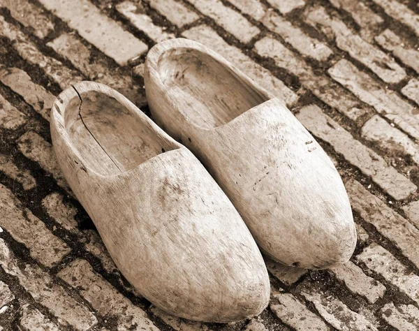 Holländische Holzschuhe aus rohem Holz mit Sepia-Effekt — Stockfoto