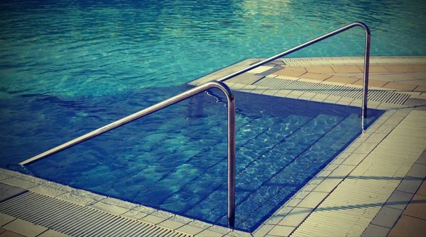 Piscine avec échelle et rampe en acier — Photo