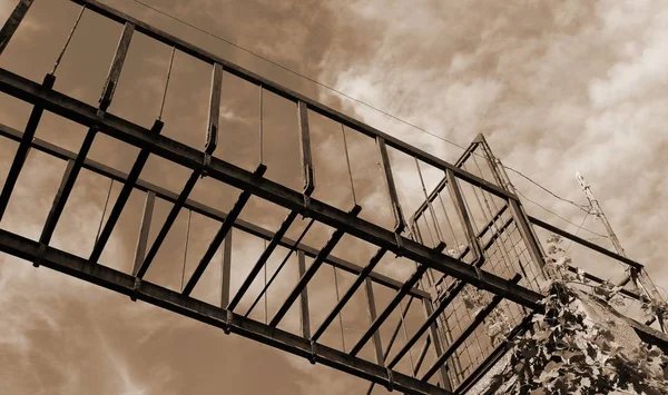 Sepya tonlu efektli paslı demir asma köprü — Stok fotoğraf