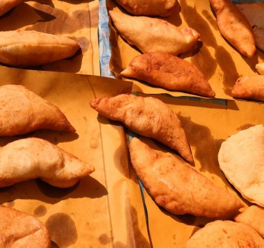 Panzerotti olarak adlandırılan domates ve peynir ile doldurulmuş ekmek