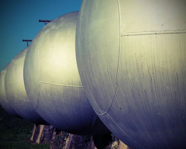 Tanques de pressão para o armazenamento de gás natural com effec vintage — Fotografia de Stock