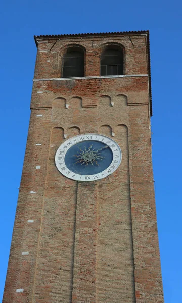 Turnul clopotniță cu numeral roman — Fotografie, imagine de stoc
