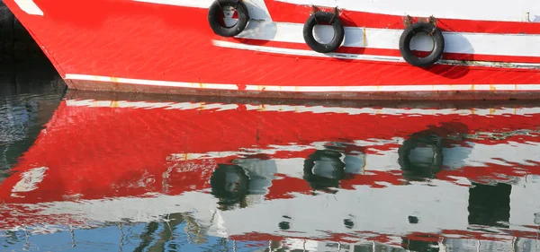 Detail of a ship reflected on the sea water — Stock Photo, Image